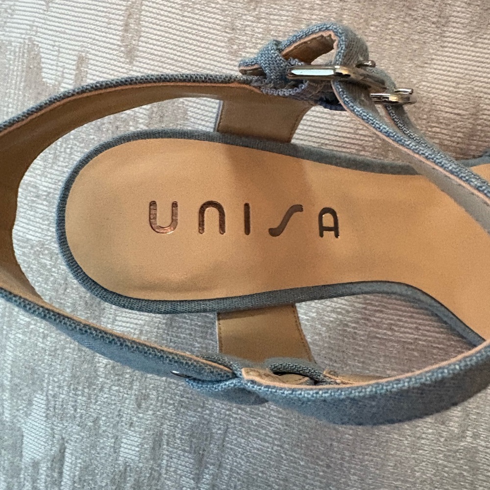 Women Shoes - Picture 2 of 4